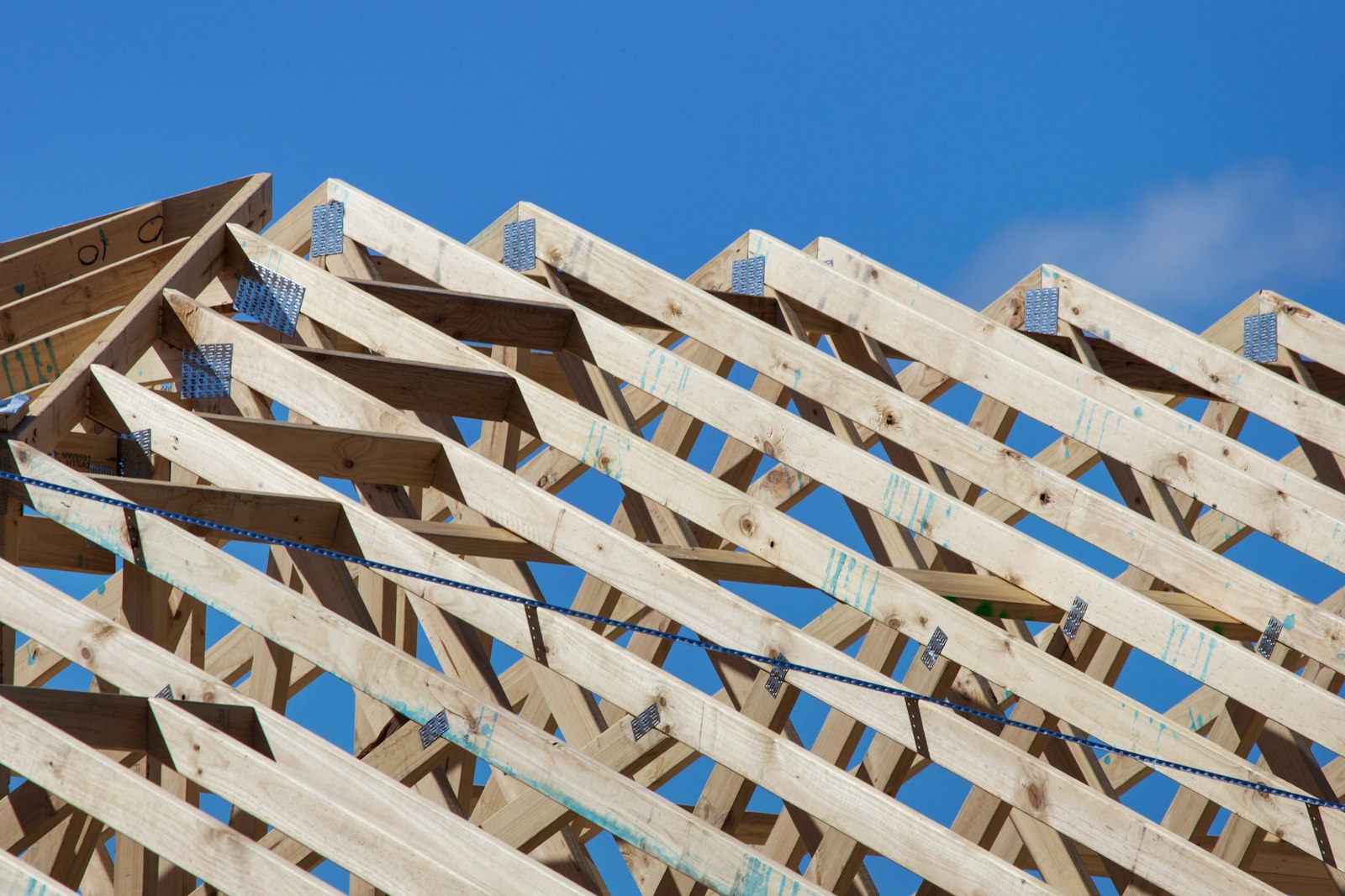 Prefabricated wooden roof trusses with metal connector plates